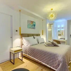 Irini Luxury Alojamento de Acomodação e Pequeno-almoço